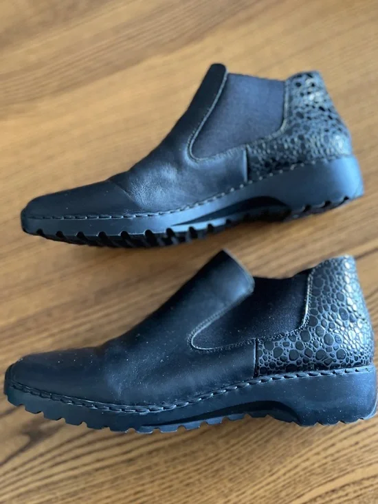 Rieker Black Leather Shoes / Booties Embossed Heel Design - Picture 3 of 7